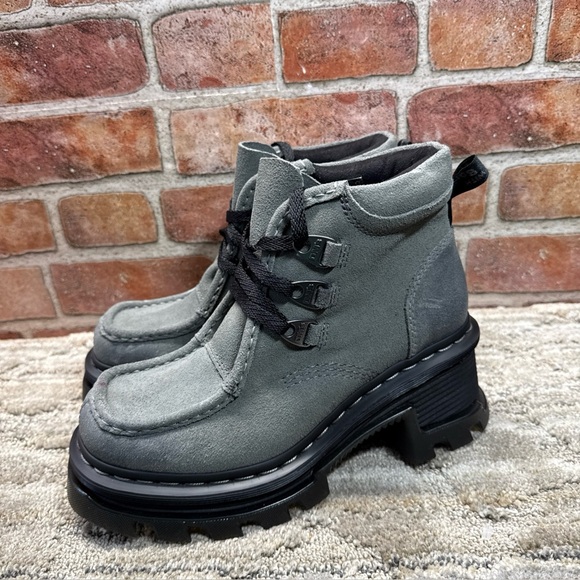 Dr. Martens Corran 3I 3-Eye Suede Heeled Boots Women’s Size 7 Grey Wednesday NEW - Picture 2 of 15
